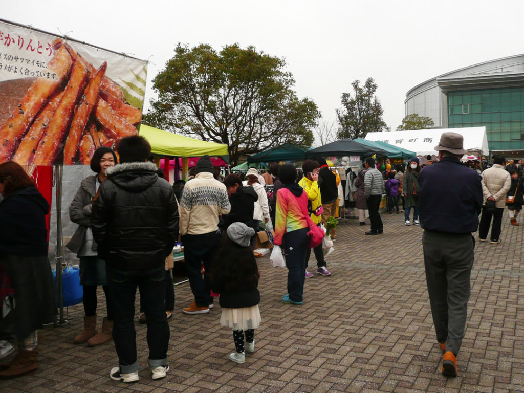 出店でにぎわう会場