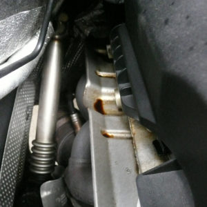 BMW118i (E87)オイル漏れ