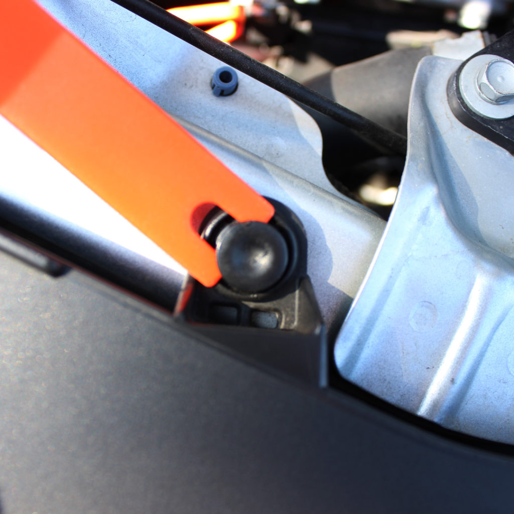 内張り剥がしで引き抜く