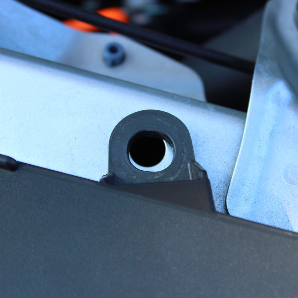 ボンネットのクリップが外せた