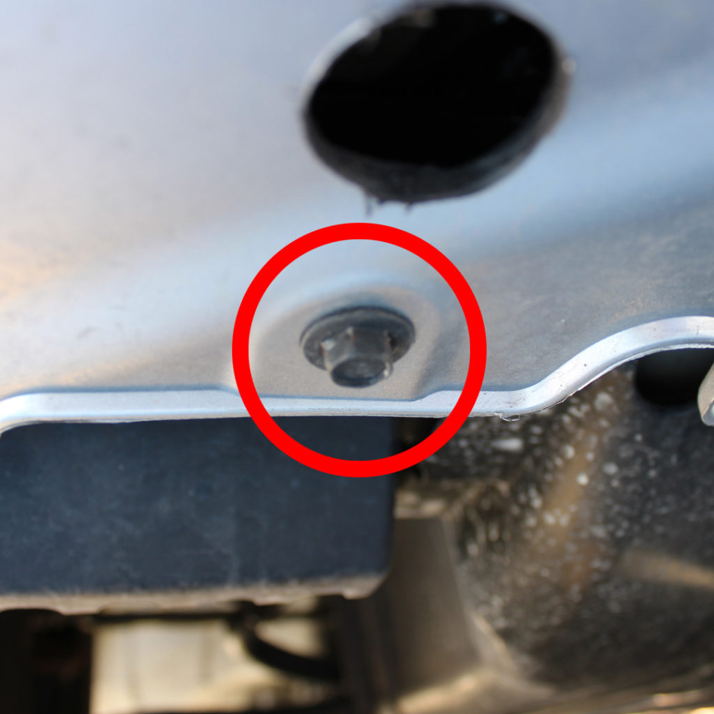 バンパー底のボルトを外す