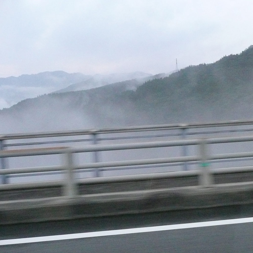 山々の谷間に霧が立ち込めて幻想的