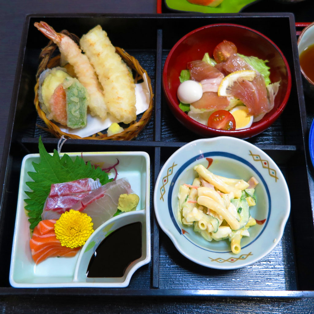 天ぷら、刺身、サラダ、マカロニサラダ