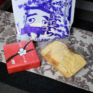 福岡銘菓の直売所でアウトレットを購入する