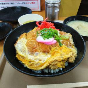 えびつラーメンのカツ丼定食たべた