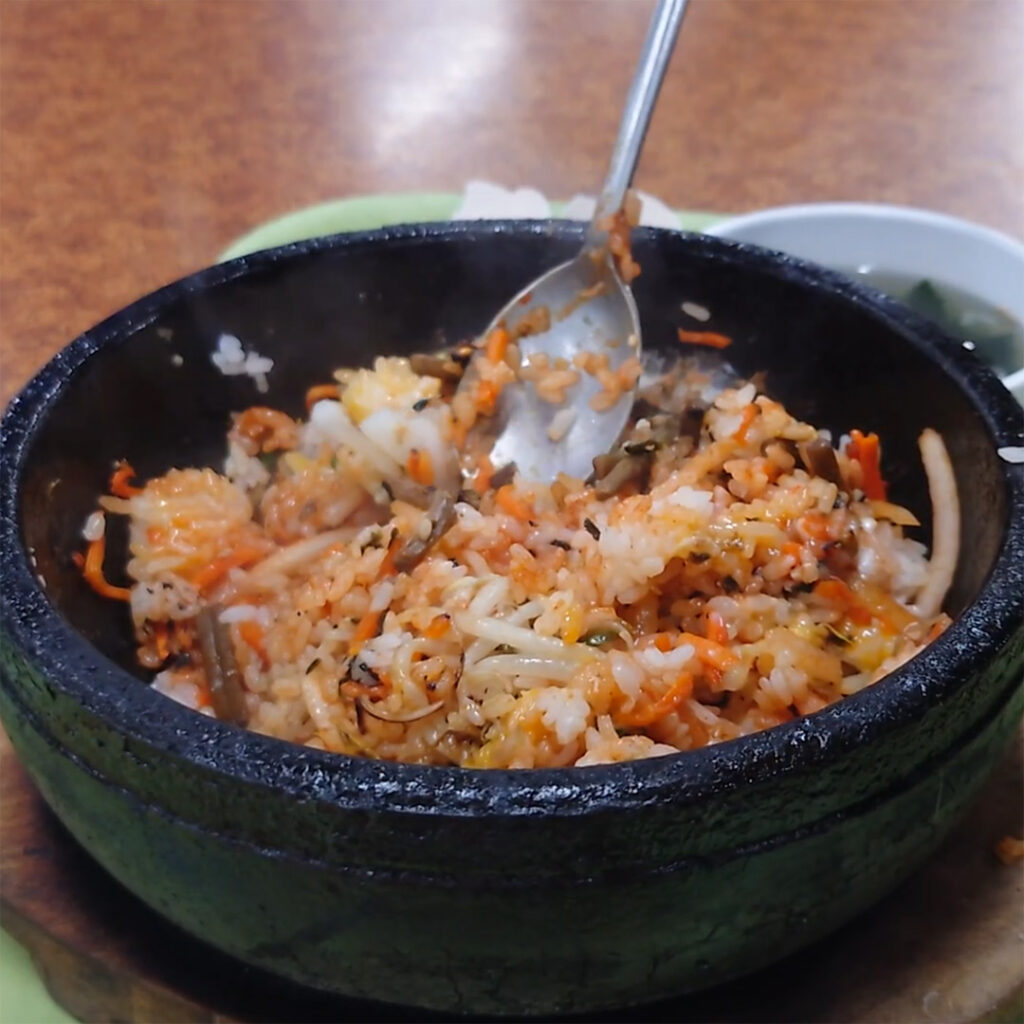 石焼ビビンバを混ぜる