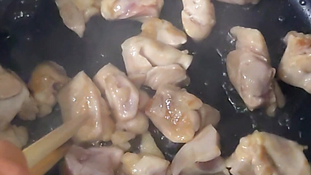 鶏肉を炒める