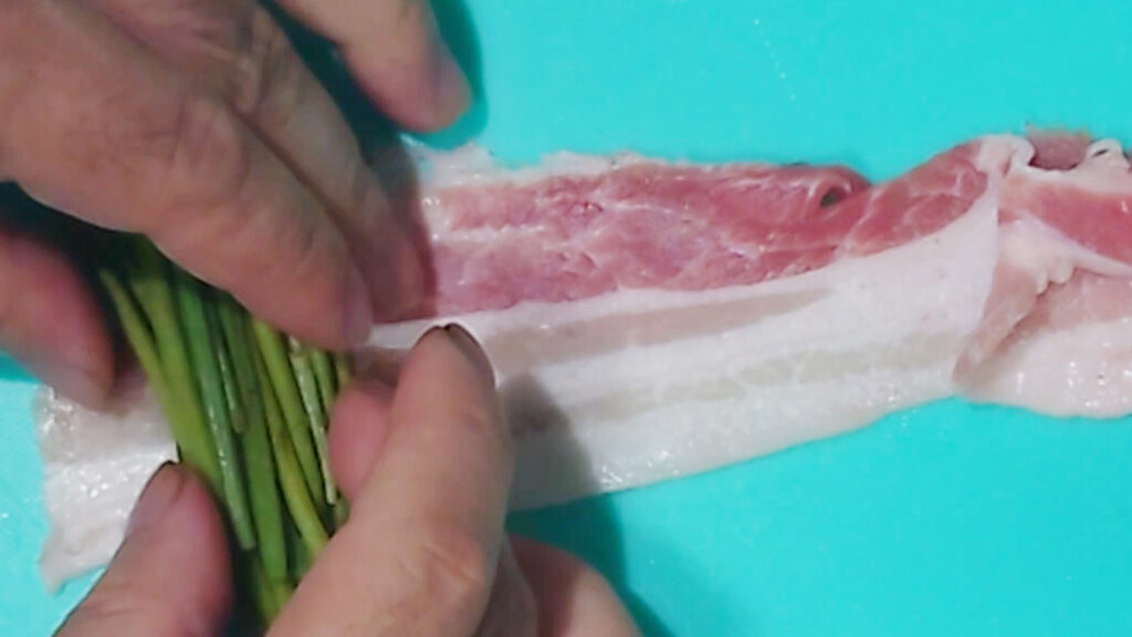 葛の新芽を豚バラ肉で巻く