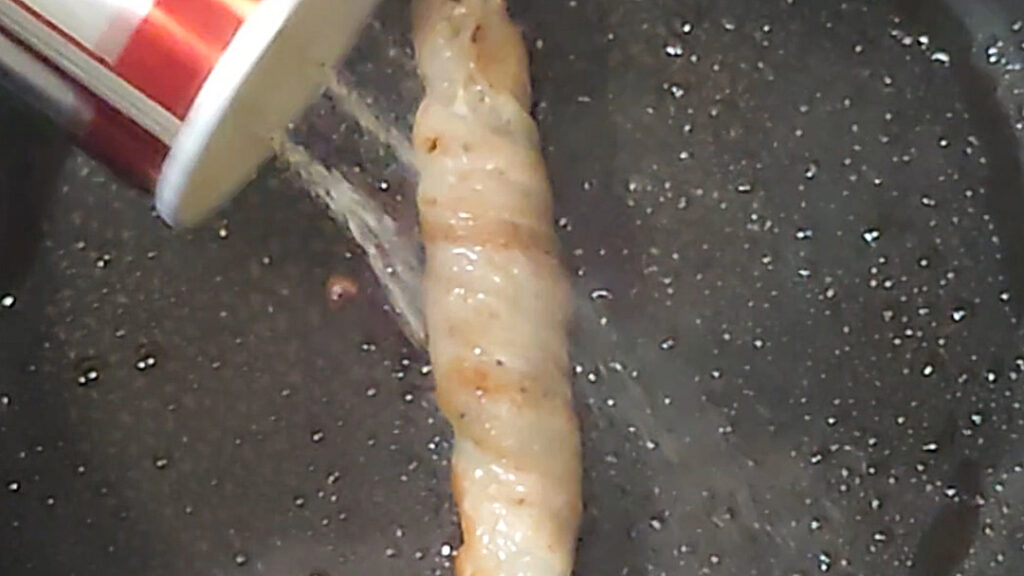 葛の豚バラ巻きを焼き塩コショウを振る