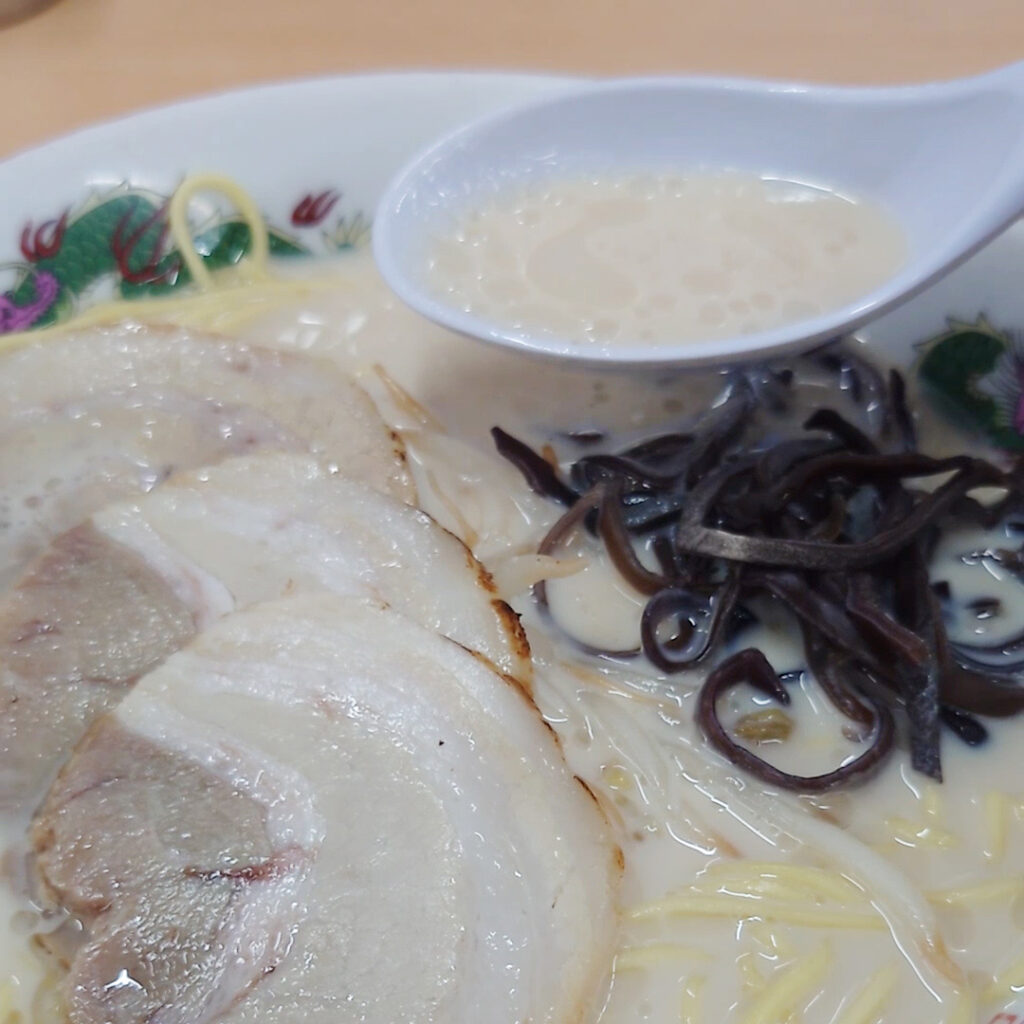 白濁した豚骨スープ