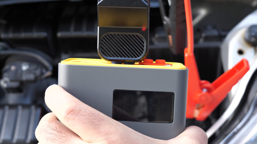 ジャンプスタート用クランプをセットする