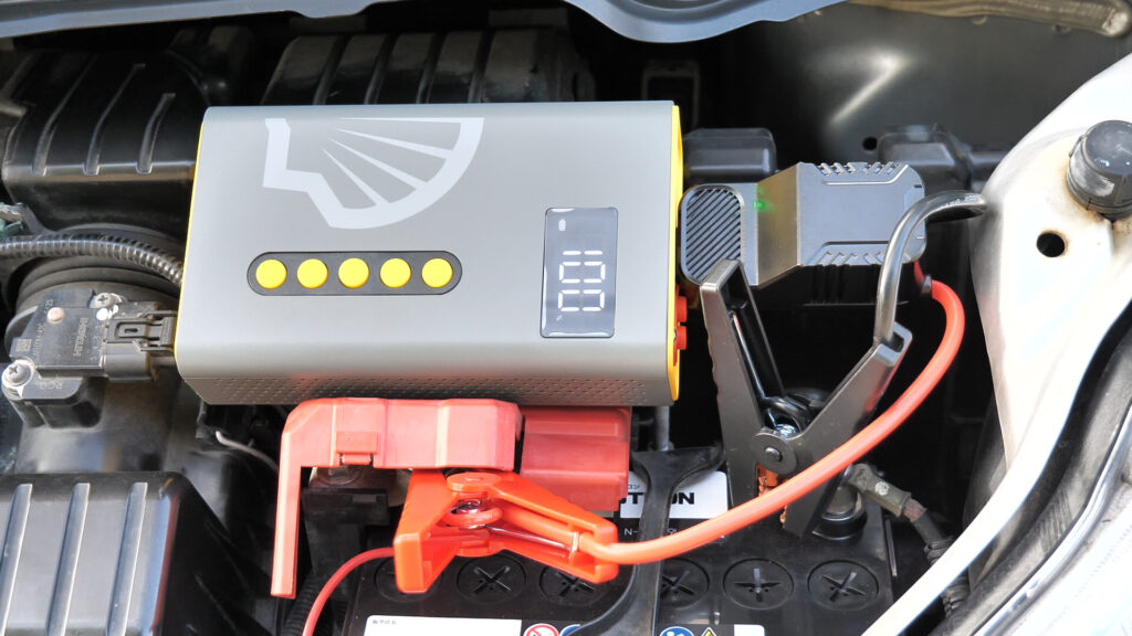 クランプをバッテリーに繋ぐ