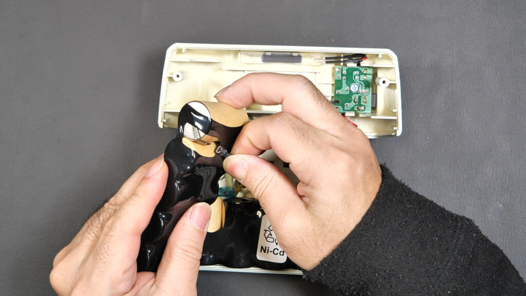 バッテリーを外す