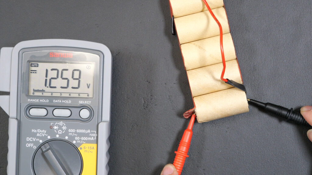 マルチテスターでプラス極マイナス極を調べる