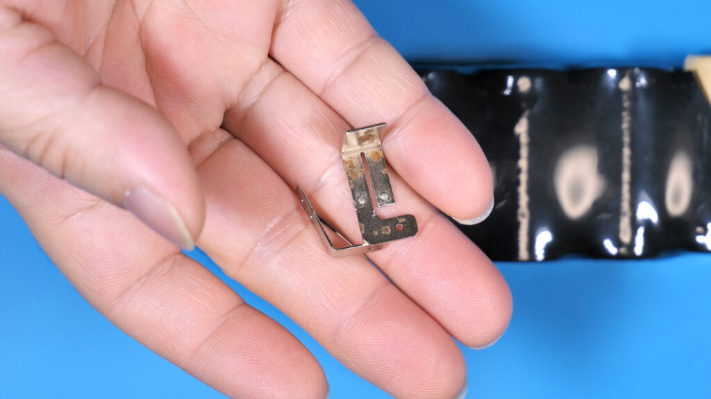 純正バッテリーから接続端子を外す