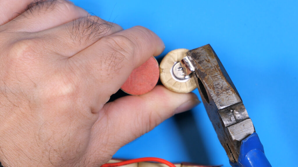 互換バッテリーのスチールテープを剥がす