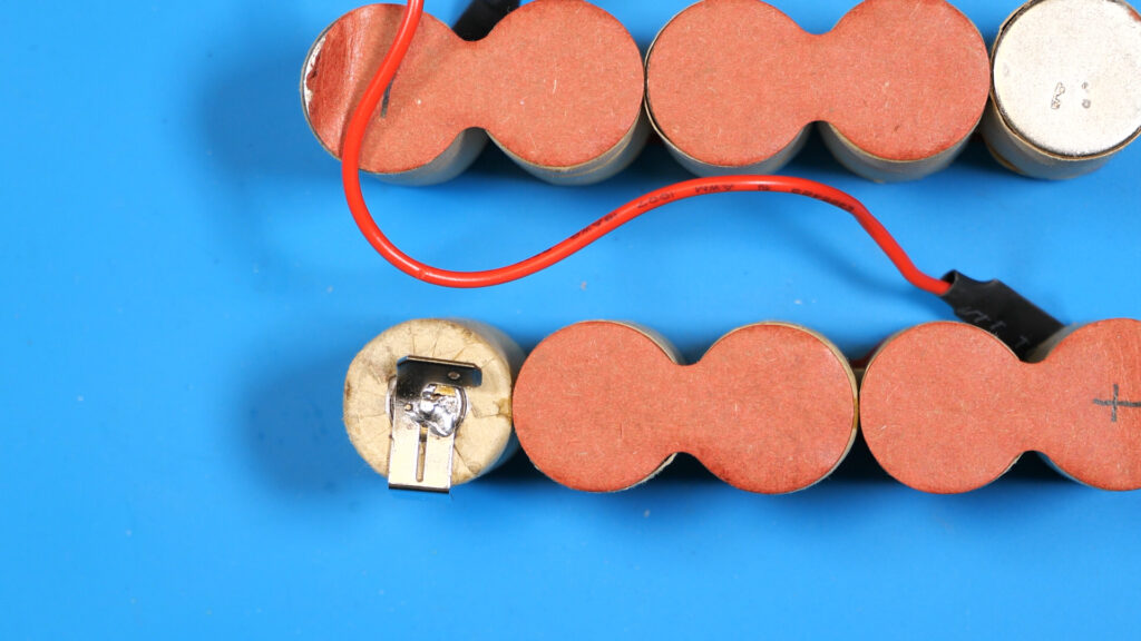 接続端子を半田付けする