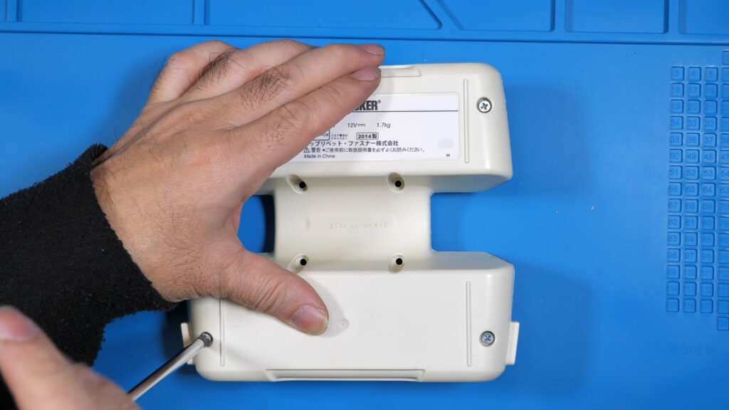 配線してカバーを閉じる