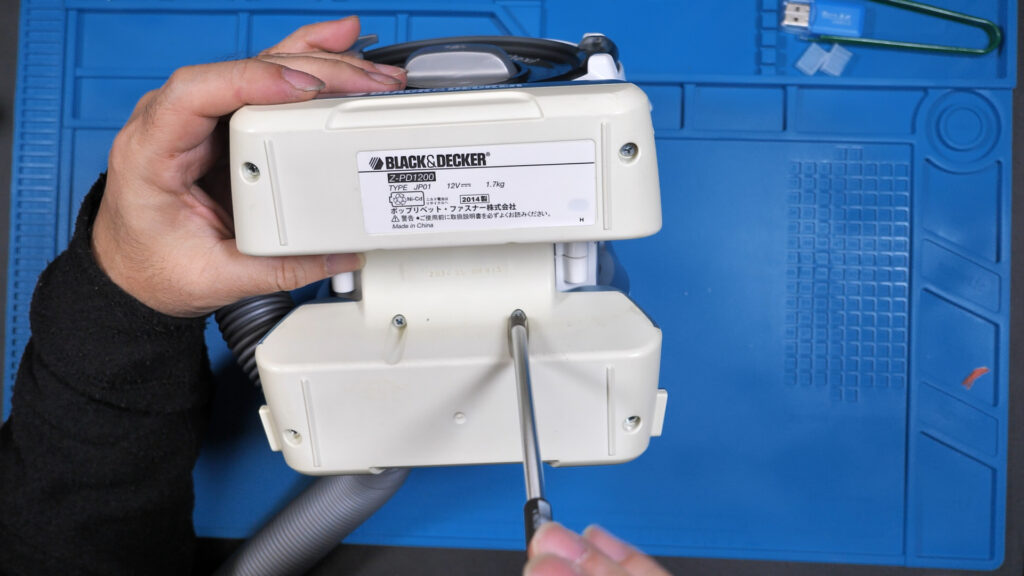 ネジを締めて本体に固定する