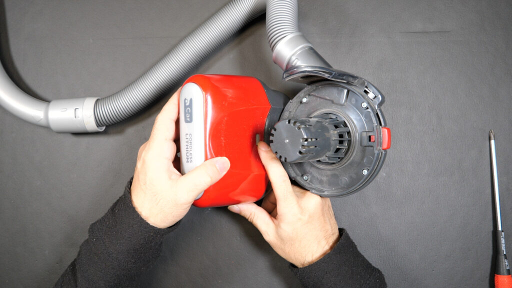 爪を押しながらカバーを開ける