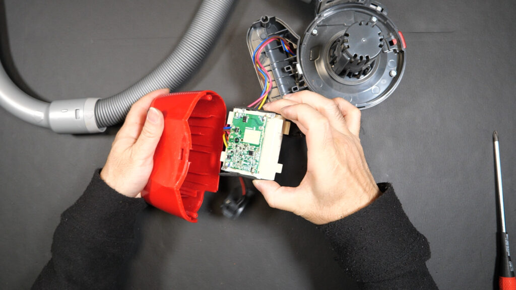 バッテリーユニットを取り出す