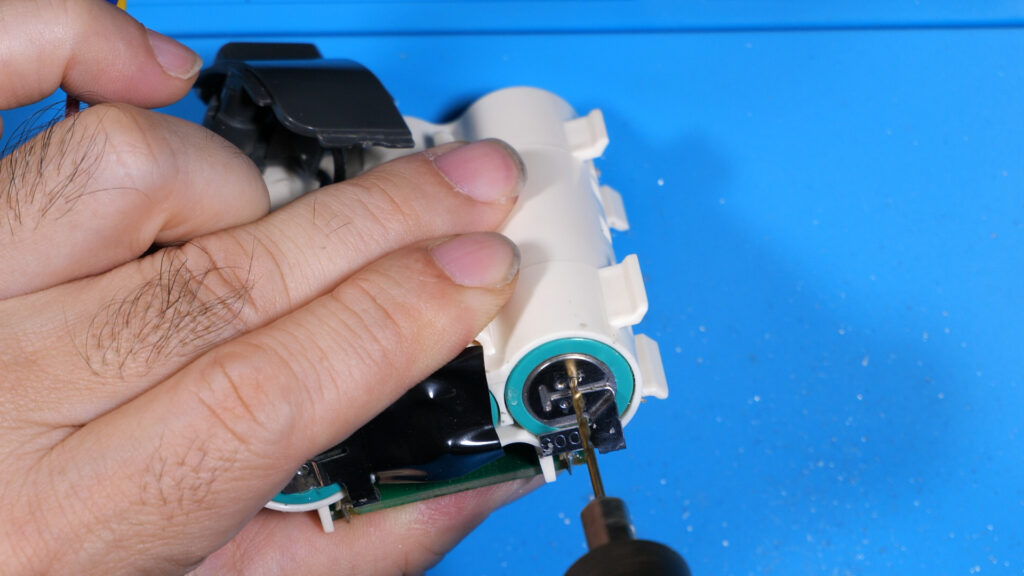 溶接部分をドリルで揉む