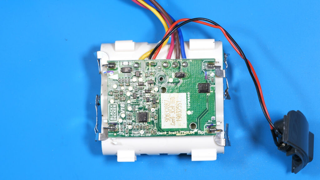 基板のネジを外す