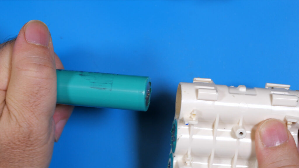 古いバッテリーを抜き取る