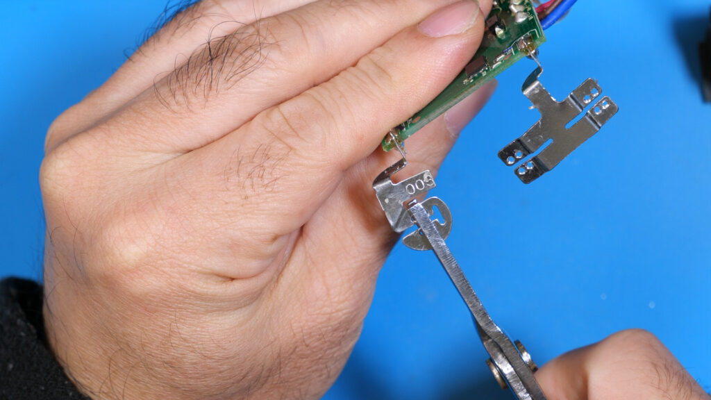 変形した端子の形を整える