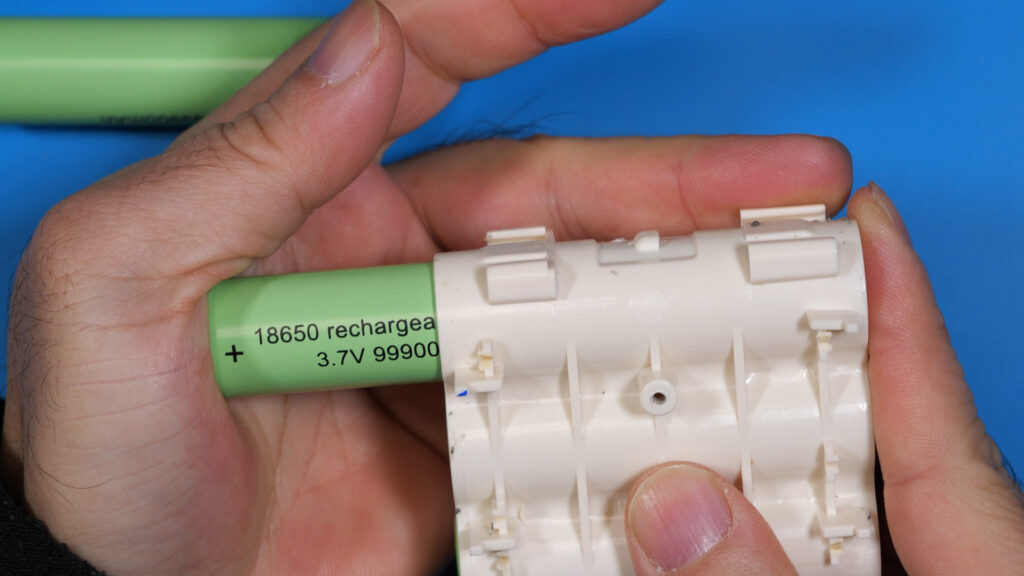 新しいバッテリーを挿入する