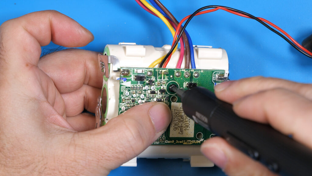 ネジで基板を固定する