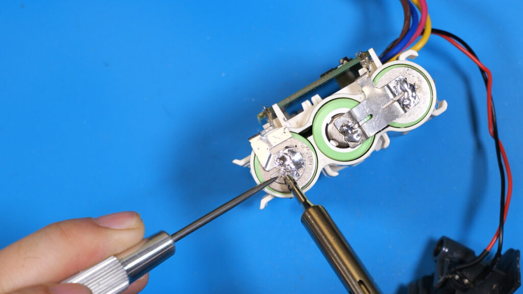 バッテリーに端子を半田付けする