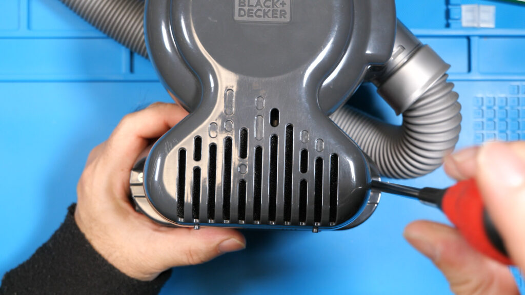 ネジを締めてカバーを固定する