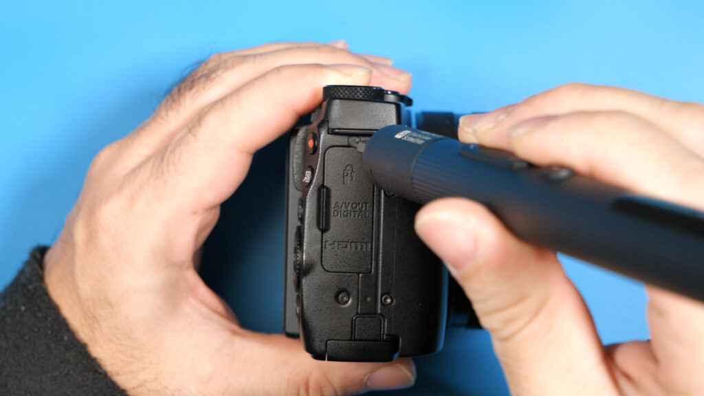 側面のネジ2本を外す