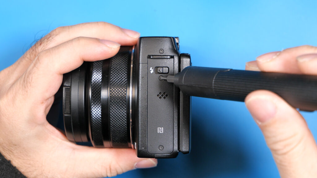 反対側側面のネジ2本を外す