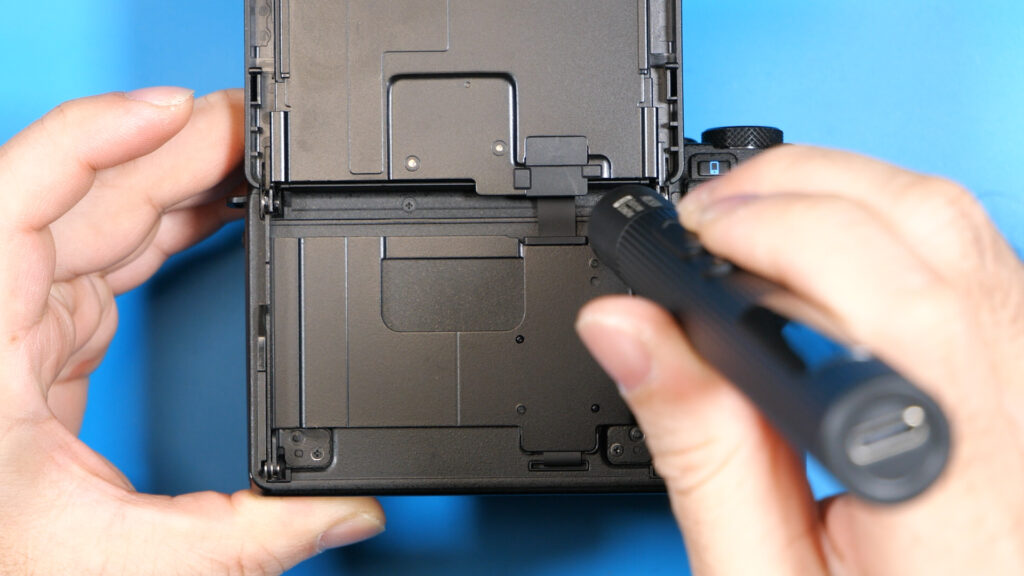 モニター裏のネジ4本を外す