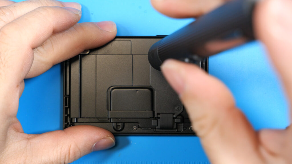 フレキシブル基板のカバーを外す