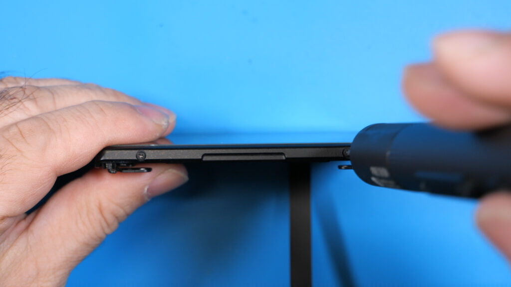 モニター下部のネジ2本を外す