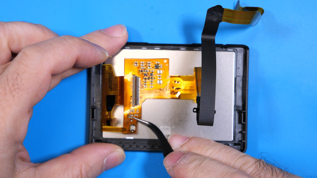 目的のフレキシブル基板を剥がす