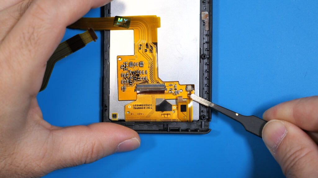 小さいフレキシブル基板も接続する