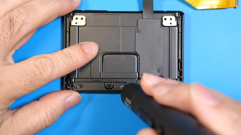 ネジ3本を締める