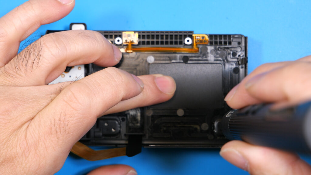 ネジ2本を締める