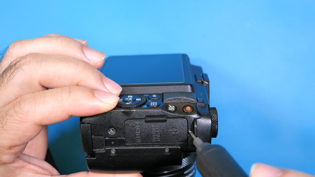 側面のネジ2本を締める