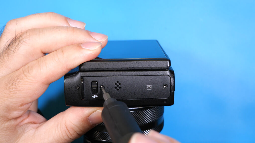 反対側のネジ2本を締める