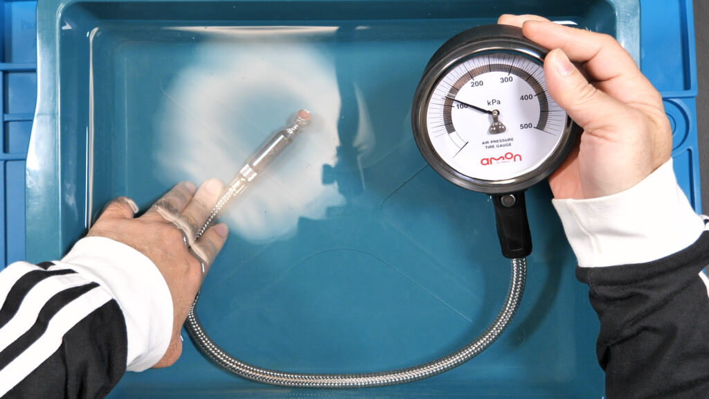 ホース部分を水に沈めて調べる