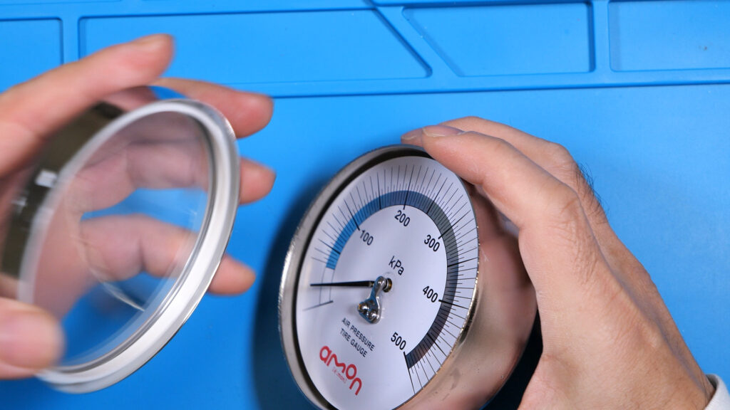 前面のカバーを外す