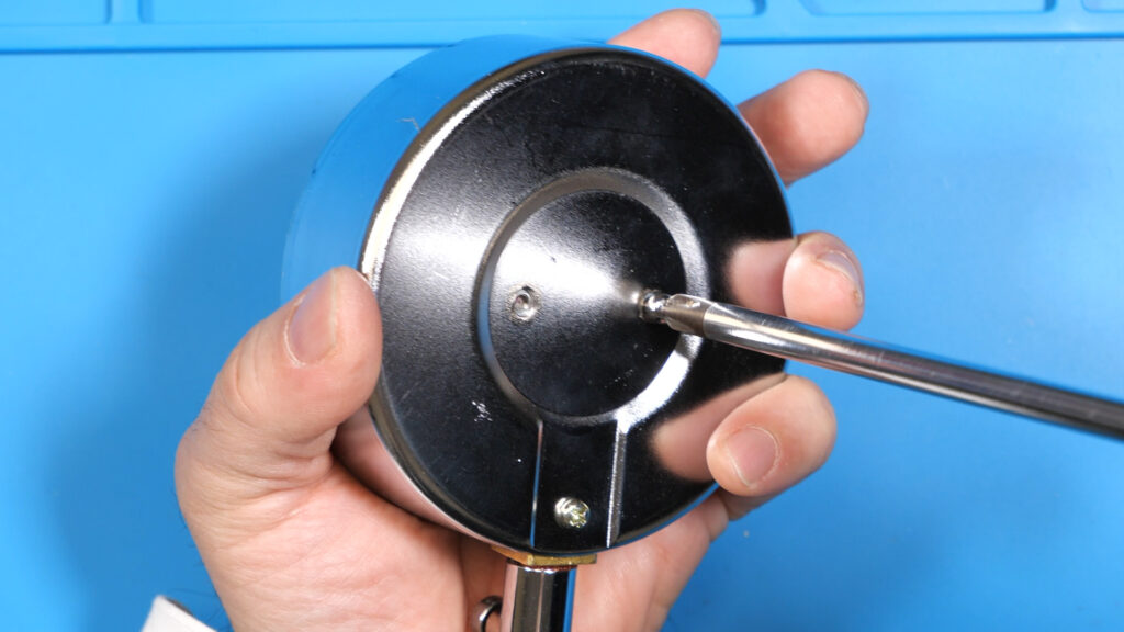 ケース裏のネジ3本を外す