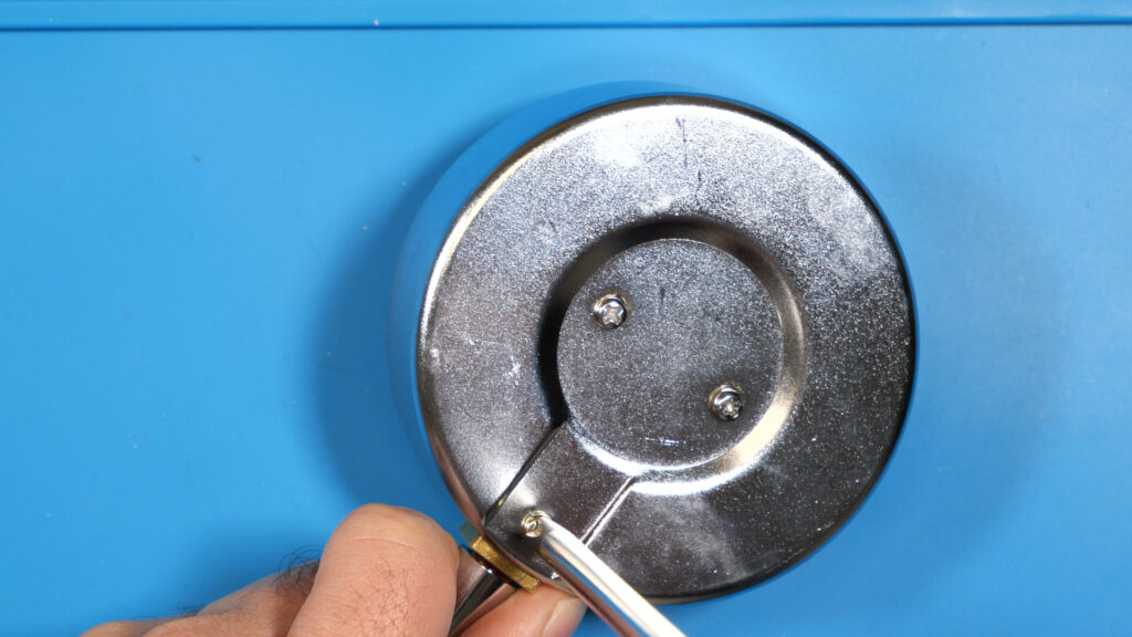 ケース裏のネジ三本を締める