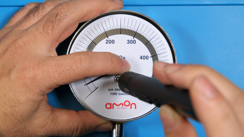 針の固定金具を付ける