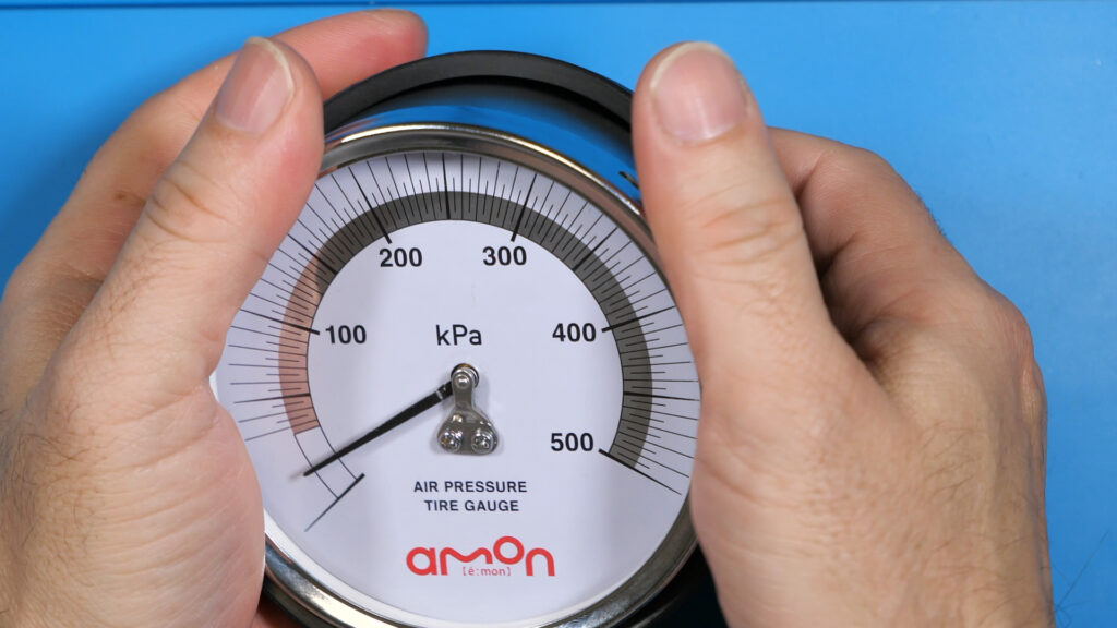 ゴムカバーに押し込む